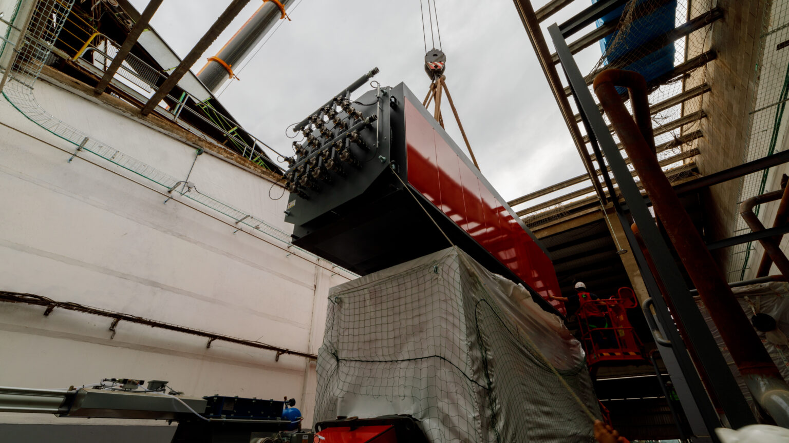 Timelapse del montaje e instalación de la caldera de biomasa, en Sant Pere Torelló