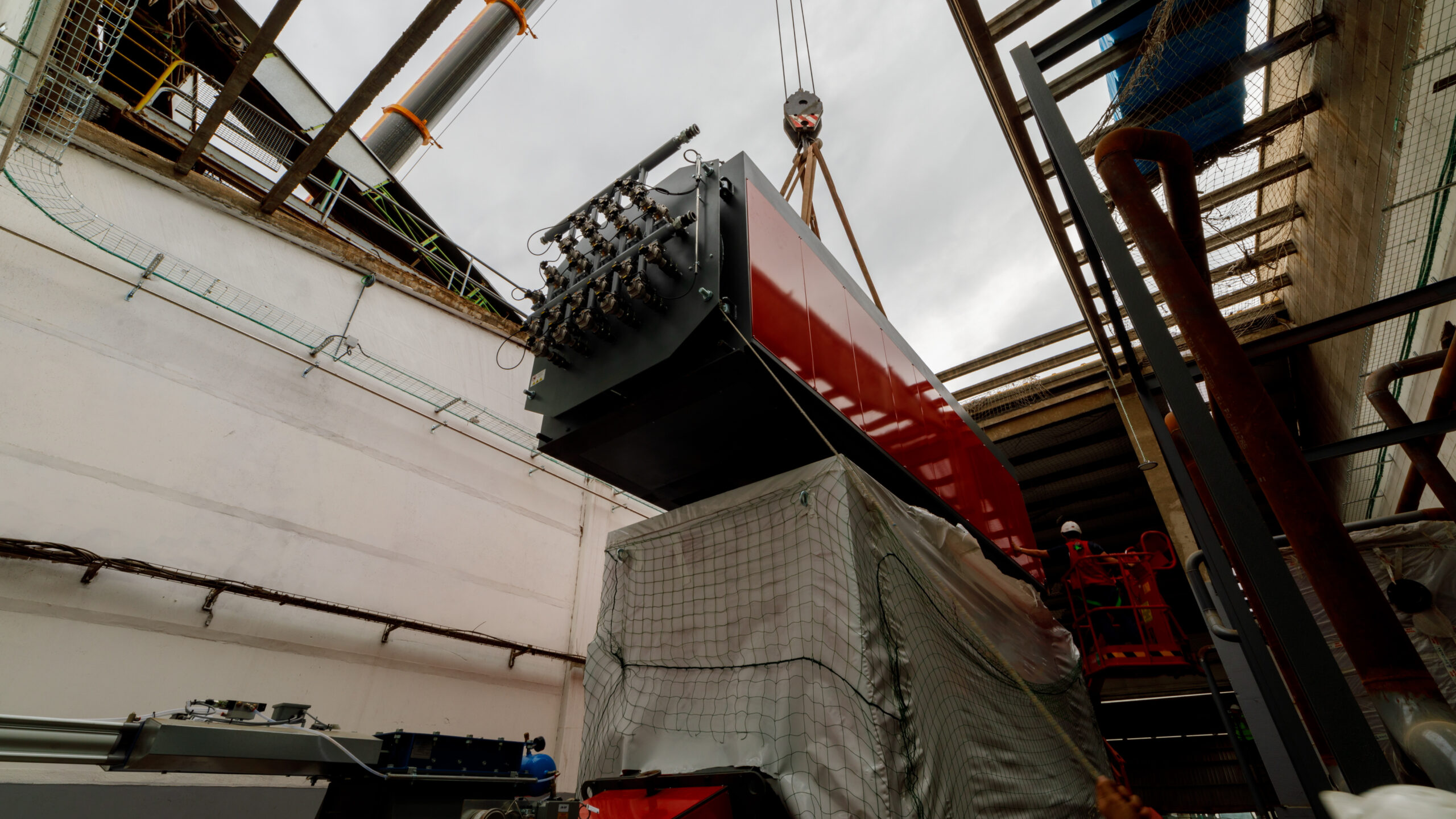 Timelapse del montaje e instalación de la caldera de biomasa, en Sant Pere Torelló
